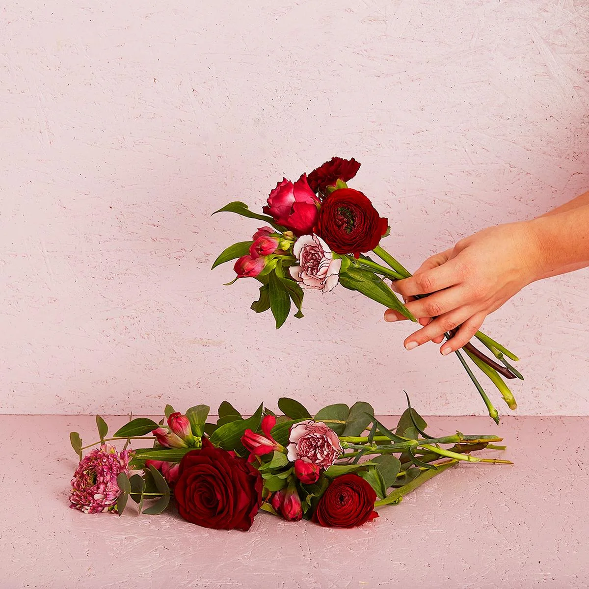 Floristens valentinsbuket i røde nuancer (lav)